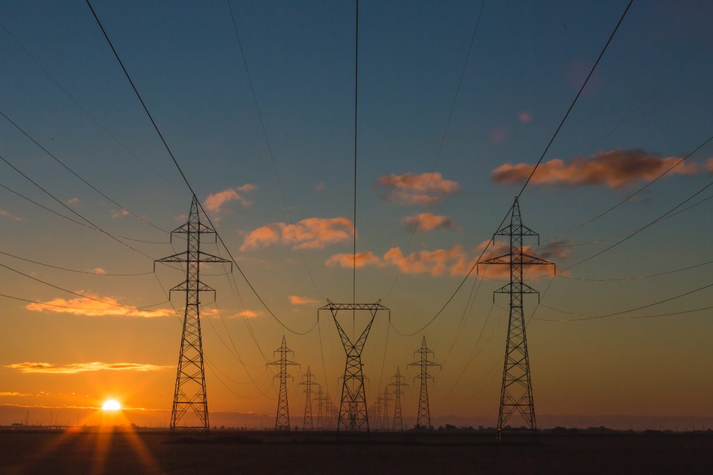 Des lignes électriques au coucher du soleil