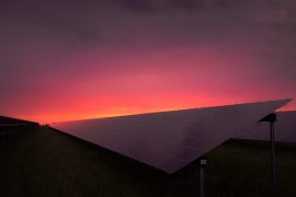 Ferme solaire et coucher de solei